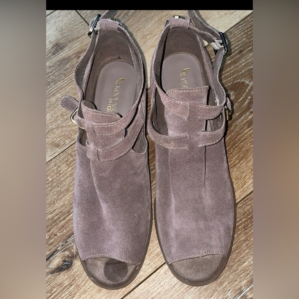 Koolaburra Ugg Sophy, taupe, suede, peeptoe, double buckle, block heel, size 8.5